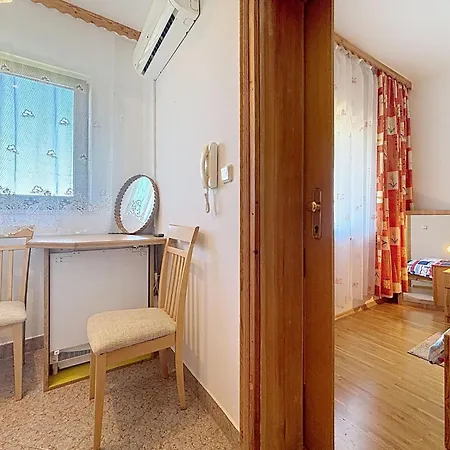 Apartamento Ivo-3 By Interhome